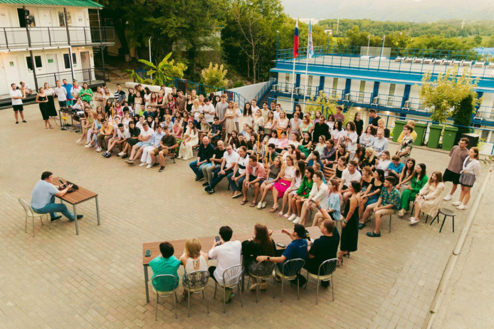 Морской отдых и инновации: ректор Сеченовского Университета Петр Глыбочко встретился со студентами в лагере «Сеченовец»