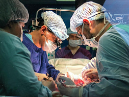 Редкую операцию по одновременному удалению опухоли и протезированию аорты провели в МГМУ имени Сеченова