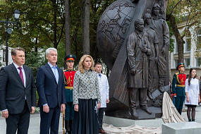 В Москве открыли памятник борющимся с пандемией COVID-19 врачам