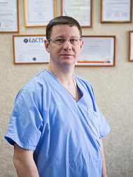 Директор Клиники ССХ Сеченовского Университета профессор Роман Комаров рассказал об операции по имплантации первого в мире инновационного протеза для лечения аневризмы аорты, который позволяет полностью вылечить болезнь