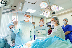 В Клинике факультетской хирургии УКБ № 1 Сеченовского Университета впервые провели операцию с помощью робота da Vinci