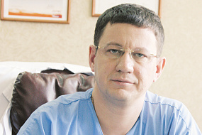 Директор Клиники сердечно-сосудистой хирургии Роман Комаров сообщил о разработке уникальной методики протезирования митрального клапана из собственного перикарда пациента 