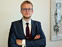 Студент Института клинической медицины им. Н.В. Склифосовского Иван Лычагин представил новаторский инструмент, который сделает операцию на щитовидной железе более безопасной