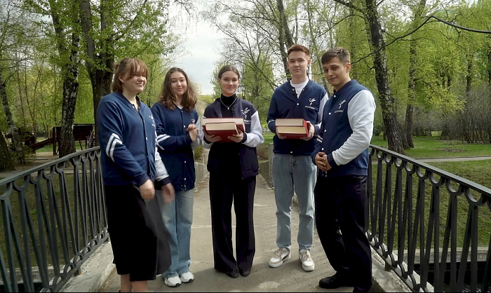 С приближающимся Первомаем нас поздравляют обучающиеся Сеченовского Университета! 