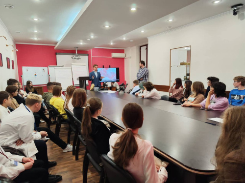 Школьники приняли участие в мастер-классе от Института Фармации им. А.П.Нелюбина