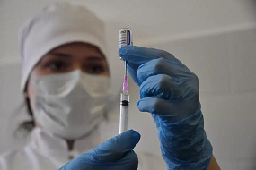 Мурашко призвал расширять возможности вакцинации для медиков в России 
