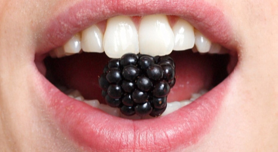 Стоматолог назвала продукты, сильнее всего влияющие на цвет зубов