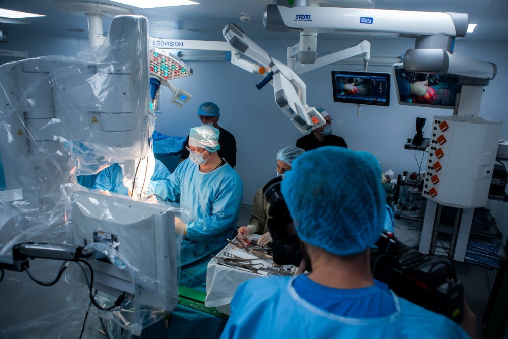 В столице на поток поставлены сложные операции, с которыми с легкостью справляется робот-травматолог