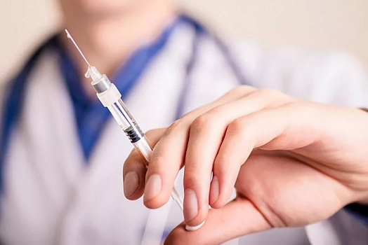 Эксперт: необходимость вакцинации людей с высоким титром антител требует изучения