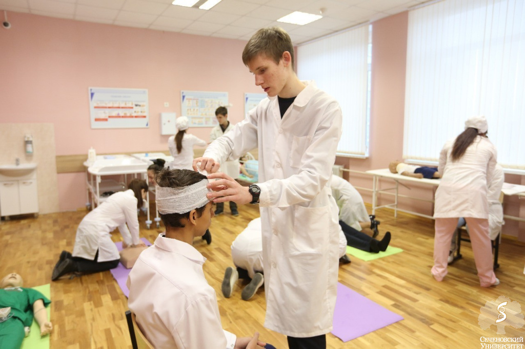 Медицинский класс. Ученики медицинского класса. Мед класс. Школы с медицинским уклоном. Ученик медицина в классе.