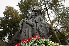 В Москве открыли памятник медикам — борцам с пандемией  